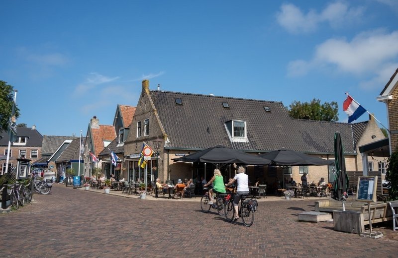 Restaurants & Cafés